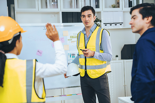 포토 JPG 해외이미지 여자 남자 회의 협력 책장 상반신 성인 옆모습 세명 사무실 손들기 직장인 엔지니어 안전모 화이트보드 안전조끼 성인만 해외202310 해외포토 직업 뷰포인트 가구 비즈니스 모션 사람 기술자 헬멧 안전장비 파일형식