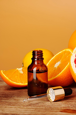포토 JPG 해외이미지 조각 백그라운드 오렌지 단면 사람없음 노란색 화장품 신선 스포이트 피부관리 나무바닥 향기 앰플 카피스페이스 해외202310 해외포토 컬러 과일 바닥 뷰티 공백 냄새 피펫 파일형식