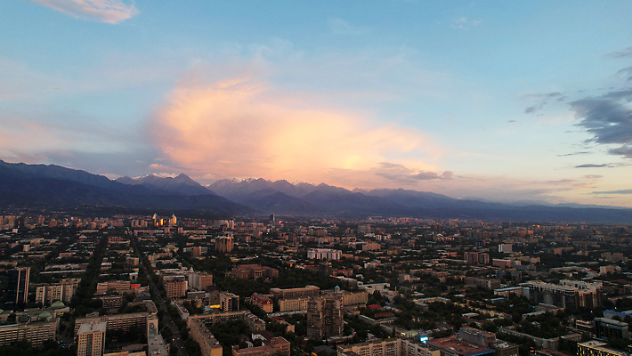포토 JPG 해외이미지 나무 구름 도로 여행 오렌지 공장 자동차 하늘 산 주택 안테나 파노라마 풍경 경사 사람없음 건물 여름 파란색 도시풍경 태양 뷰티 탑 맑음 보라색 일몰 물방울 도시 정상 저녁 언덕 타운 스카이라인 항공촬영 드론 절정 카자흐스탄 알마티 해외202310 해외포토 자연요소 식물 건축물 계절 아시아 길 육상교통 뷰포인트 컬러 과일 통신 공업 교통시설 날씨 촬영기법 노을 야간 파일형식