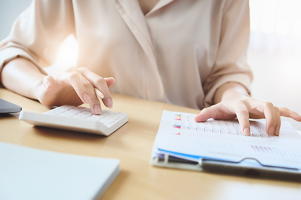 포토 JPG 해외이미지 종이 백그라운드 컨셉 상의 비즈니스 그래프 한명 금융 경제 판매 자료 정보 절약 계획 분석 계약 보고서 경영자 문서 투자 법 평가 회계 대출 경영 계좌 동의 마케팅 방법 세금 수입 예산 프로젝트 회계사 비용 해외202310 해외포토 직업 1 옷 사람 리더 파일형식