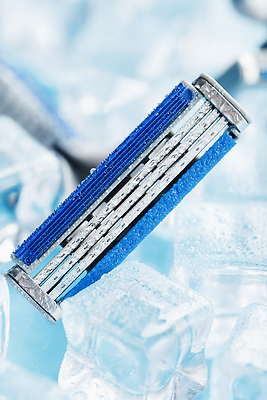 포토 JPG 해외이미지 사람없음 파란색 얼음 시원함 면도기 카피스페이스 해외202310 해외포토 자연요소 컬러 위생용품 공백 파일형식