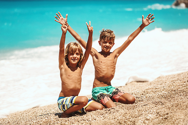 포토 JPG 해외이미지 라이프스타일 손 응시 행복 어린이 모래 바다 2 장난 가족 포옹 놀이 휴가 휴식 함께함 사랑 미소 웃음 앉기 소년 여러명 가로 여름 친구 청춘 뷰티 맑음 우정 자유 오르기 형제 석호 남동생 이국적 해외202310 해외포토 시선 계절 남자 감정 다수 컨셉 관계 안기 모션 날씨 표정 사람 생활 신체부위 동생 파일형식