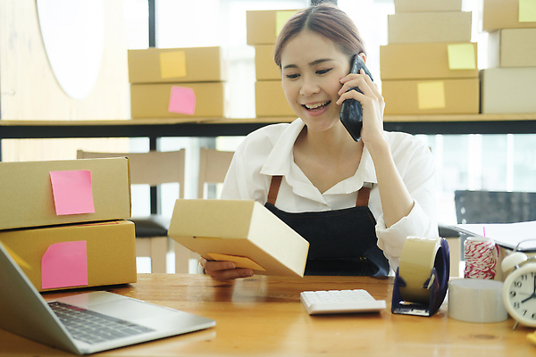 포토 JPG 해외이미지 여자 실내 한명 들기 동양인 상반신 성인 스마트폰 쌓기 계산기 택배 포스트잇 테이프 통화 택배상자 박스포장 온라인쇼핑몰 성인여자한명만 해외202310 해외포토 1 포장 모션 문구용품 사람 인종 내부 핸드폰 스마트기기 상자 장비 운송업 메모지 쇼핑몰 온라인 여자한명만 성인여자만 파일형식