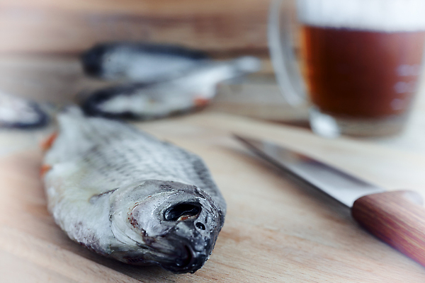 포토 JPG 해외이미지 1 전통 음식 백그라운드 다이어트 유리 탁자 건조 도마 맥주 실내 어류 사람없음 목재 가로 갈색 주방 수확 시골 신선 잡기 칼 큼 자르기 해산물 소금 내추럴 절임 탈수 카피스페이스 맛있는 해외202310 해외포토 나무 컬러 가구 농업 재료 모션 재질 주방용품 주류 건강 내부 수중동물 공백 크기 파일형식