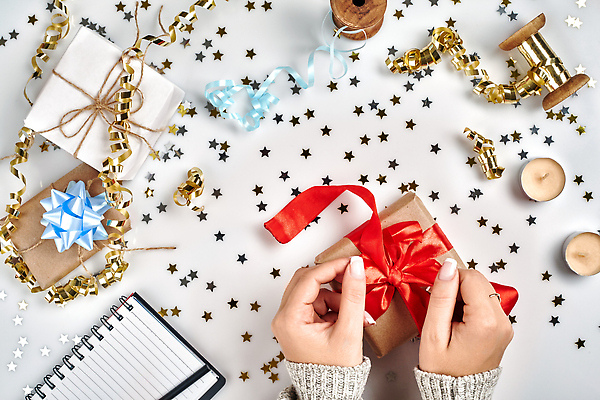 포토 JPG 해외이미지 손 별 리본 크리스마스 초 신체부위 선물상자 펜 공책 축하 황금 흰배경 색종이 해외202310 해외포토 자연요소 기념일 종이 백그라운드 컨셉 문구용품 선물 사람 상자 필기구 흰색 파일형식