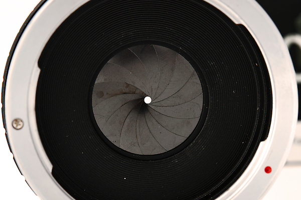 포토 JPG 해외이미지 스튜디오촬영 직업 응시 산업 백그라운드 컨셉 사람없음 빛 카메라 검은색 어둠 장비 오픈 원형 구멍 칼날 영화관 필름 오브젝트 슛 셔터 카메라렌즈 블러 광학 해외202310 해외포토 도형 시선 컬러 실내 전자제품 극장 파일형식