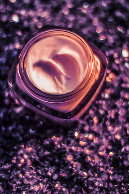 포토 JPG 해외이미지 근접촬영 사람없음 반짝임 고급 피부관리 스킨케어 기초화장품 보라색배경 수분크림 해외202310 해외포토 뷰포인트 백그라운드 컨셉 모션 뷰티 보라색 화장품 파일형식