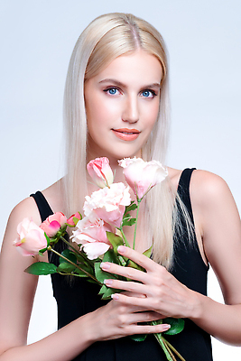 포토 JPG 해외이미지 응시 여자 꽃다발 한명 들기 상반신 성인 앞모습 금발 화장 뷰티 우아함 피부 성인여자한명만 해외포토 1 헤어스타일 시선 꽃 뷰포인트 컨셉 모션 사람 신체부위 여자한명만 성인여자만 파일형식