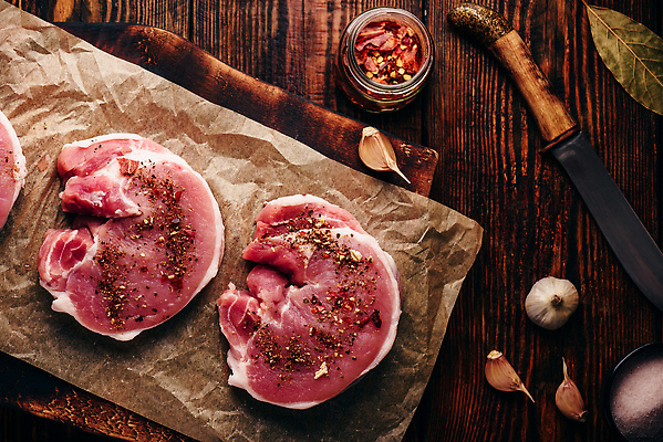 포토 JPG 해외이미지 생고기 육류 돼지고기 사람없음 하이앵글 향신료 나무도마 등심 종이호일 해외202310 해외포토 뷰포인트 식재료 도마 목재 향미료 파일형식