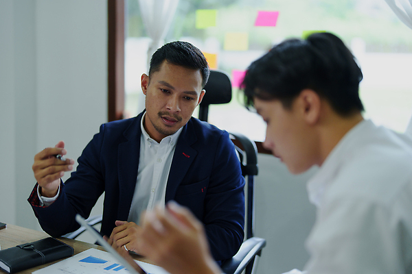 포토 JPG 해외이미지 아시아 종이 상의 비즈니스 성공 그래프 사람 동양인 두명 금융 경제 컴퓨터 사무실 펜 업무 작업실 전문직 계획 토론 책상 분석 보고서 경영자 문서 투자 바쁨 회계 대출 계좌 마케팅 방법 세금 예산 회계사 해외202310 해외포토 직업 옷 나라 가구 컨셉 인종 전자제품 필기구 작업 리더 파일형식