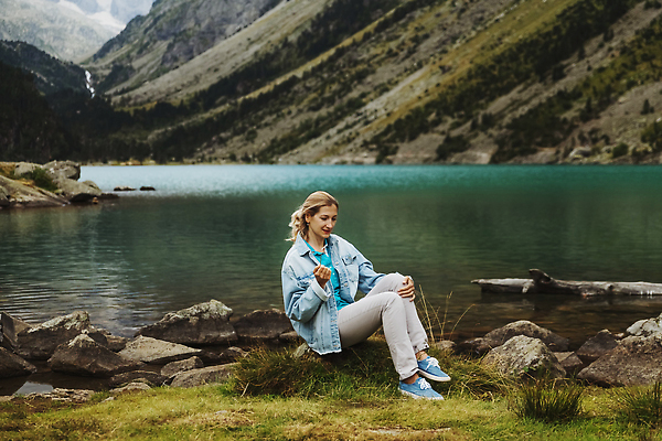 포토 JPG 해외이미지 공원 호수 여행 하늘색 자연 산 파노라마 한명 사람 풍경 경사 야외 초록색 물 파란색 뷰티 평화 계곡 침묵 트래킹 하이킹 프랑스 시골 소나무 정상 숲 언덕 빙하 암초 북쪽 삼림지대 웅장함 절정 터키석 해외202310 해외포토 자연요소 나무 1 공공시설 유럽 컬러 컨셉 레저 촬영기법 소리 보석 방향 생태계 파일형식