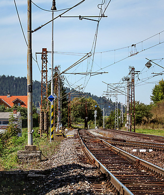 포토 JPG 해외이미지 나무 구름 공공시설 산업 선 여행 교통시설 하늘 산 주택 풍경 사람없음 빛 컬러풀 뷰티 금속 맑음 기찻길 기차 시골 기둥 도시 역 방향 철 교차로 신호 상업 트랙 무거움 스위치 서명 제비 건너기 방법 선로 철강 비어있는 해외202310 해외포토 자연요소 식물 건축 길 육상교통 컬러 교통 모션 재질 조류 날씨 대중교통 건물 무게 시설 파일형식