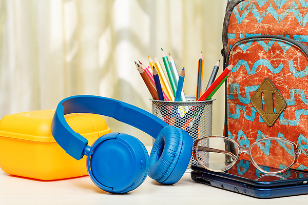 포토 JPG 해외이미지 안경 가방 배낭 문구용품 색연필 사람없음 책 스터디 연필 펜 헤드폰 전자책 오브젝트 연필꽂이 도시락통 해외202310 해외포토 잡화 음향기기 학용품 학습 필기구 용기_그릇 파일형식