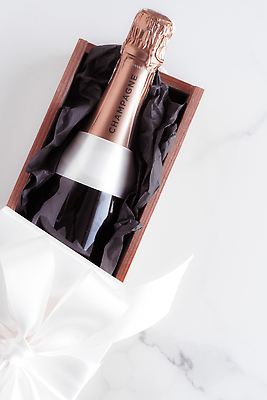 포토 JPG 해외이미지 리본 포장 선물 사람없음 고급 대리석 샴페인병 포장상자 해외202310 해외포토 컨셉 재료 술병 상자 샴페인 파일형식