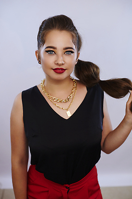 포토 JPG 해외이미지 모델 라이프스타일 옷 여자 행복 백그라운드 한명 사람 동양인 성인 뷰티 유행 우주 흰색 자신감 우아함 시원함 우크라이나 스타일 해외202310 해외포토 1 감정 유럽 컬러 컨셉 인종 생활 파일형식