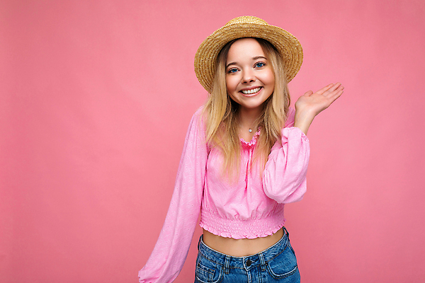 포토 JPG 해외이미지 모자 라이프스타일 옷 여자 행복 감정 분홍색 한명 미소 성인 금발 뷰티 유행 우주 공백 블라우스 밀짚모자 긍정 고립 무료 스타일 카피스페이스 해외202310 해외포토 모자_잡화 1 헤어스타일 잡화 컬러 컨셉 상의 표정 사람 생활 파일형식