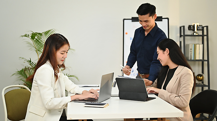 포토 JPG 해외이미지 여자 남자 화초 의자 비즈니스 회의 선반 함께함 앉기 상반신 성인 옆모습 책 세명 노트북 태블릿 펜 공책 비즈니스맨 비즈니스우먼 그룹 책상 직원 성인만 해외202310 해외포토 식물 뷰포인트 가구 컨셉 모션 문구용품 사람 전자제품 스마트기기 필기구 직장인 파일형식