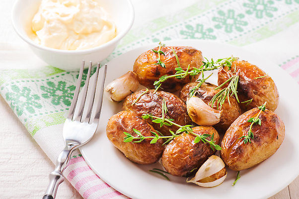 포토 JPG 해외이미지 접시 음식 포크 채소 감자 마늘 요리 사람없음 식사 저녁식사 사발 맛 굽기 허브 로즈메리 점심식사 백리향 채식주의자 해외202310 해외포토 식물 식기 컨셉 사기그릇 구이 채식 파일형식