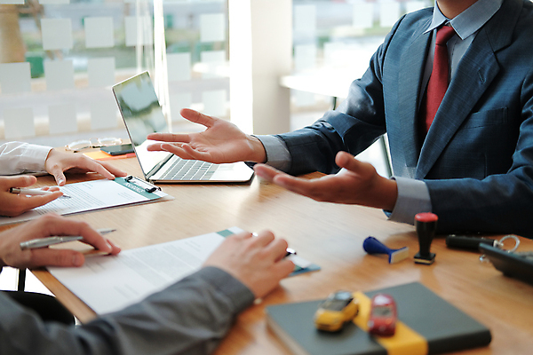 포토 JPG 해외이미지 무료이미지 손 남자 비즈니스 회의 성인 신체부위 세명 노트북 비즈니스맨 고객 서류판 제안 성인남자만 해외202310 해외포토 사람 전자제품 사무용품 직장인 남자만 성인만 파일형식