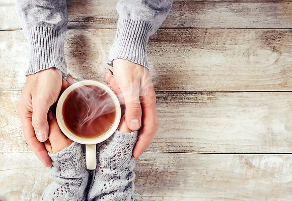 포토 JPG 해외이미지 손 커플 커피 백그라운드 잔 함께함 사랑 신체부위 잡기 수증기 나무배경 해외202310 해외포토 식기 감정 음료 컨셉 관계 모션 사람 파일형식