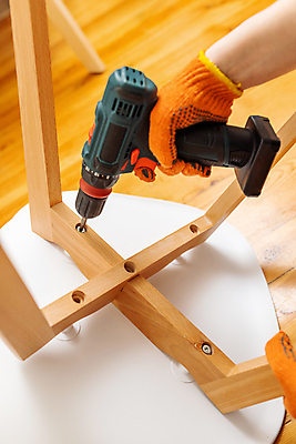 포토 JPG 해외이미지 무료이미지 손 가구 의자 들기 신체부위 공구 수리 전동드릴 해외202310 해외포토 생활용품 모션 사람 도구 드릴 파일형식 무료콘텐츠