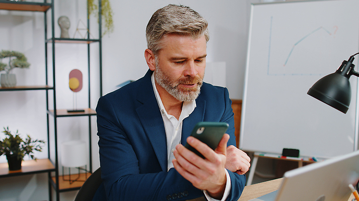 포토 JPG 해외이미지 직업 노년 중년 비즈니스 사업가 수염 직장 한명 성인 금융 노트북 스마트폰 핸드폰 사무실 공책 희망 꿈 업무 비즈니스맨 행운 뉴스 재산 울음 은퇴 책상 걱정 경영자 문제 불만 나쁜 마감 복권 분실 트러블 프리랜서 해외202310 해외포토 1 남자 감정 가구 컨셉 회사 문구용품 표정 사람 경제 전자제품 스마트기기 작업 직장인 리더 파일형식