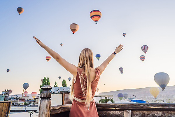 포토 JPG 해외이미지 여자 여행 팔벌리기 산 한명 상반신 성인 야외 뒷모습 일몰 로맨틱 열기구 성인여자한명만 튀르키예 해외포토 1 아시아 뷰포인트 컨셉 항공교통 모션 사람 노을 여자한명만 성인여자만 파일형식