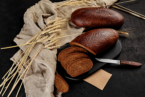 포토 JPG 해외이미지 접시 빵 조각 단면 사람없음 여러개 밀 제빵 빵칼 핸드메이드 해외202310 해외포토 식기 음식 다수 곡류 제과제빵 나이프 파일형식