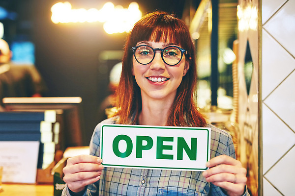 포토 JPG 해외이미지 여자 조명 한명 들기 성인 빛 카페 팻말 오픈 성인여자한명만 안경낌 해외202310 해외포토 1 안경 모션 프레임 사람 상점 여자한명만 성인여자만 파일형식