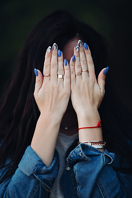 포토 JPG 해외이미지 백인 모델 1 손 여자 리본 얼굴 컨셉 손가락 팔찌 갈색머리 함께함 손바닥 한명 사람 성인 빨간색 세로 파란색 뷰티 머리 재킷 흰색 청바지 반지 닫기 보호 무서움 손톱관리 손톱 비밀 보석 사인 숨김 그만 숨기 해외202310 해외포토 서양인 헤어스타일 감정 컬러 장신구 바지 모션 신체부위 외투 네일아트 광석 파일형식