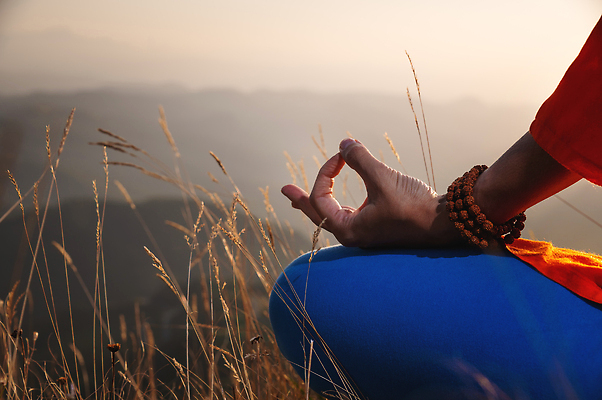 포토 JPG 해외이미지 백인 1 라이프스타일 손 여자 선 포즈 백그라운드 요가 자연 아침 휴식 건강 한명 앉기 야외 파란색 운동 햇빛 우주 일출 침묵 일몰 호흡 연습 명상 무릎 위치 해외202310 해외포토 주간 서양인 웰빙 컬러 컨셉 모션 사람 생활 신체부위 태양 노을 소리 생태계 파일형식