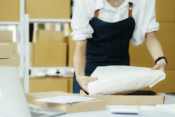 포토 JPG 해외이미지 여자 실내 한명 동양인 상반신 성인 노트북 쌓기 택배 택배상자 넣기 박스포장 온라인쇼핑몰 성인여자한명만 해외202310 해외포토 1 포장 모션 사람 인종 내부 전자제품 상자 운송업 쇼핑몰 온라인 여자한명만 성인여자만 파일형식