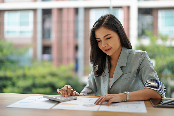 포토 JPG 해외이미지 직업 종이 컨셉 비즈니스 그래프 한명 사람 금융 경제 컴퓨터 사무실 자료 계산기 비즈니스맨 수학 계산 계획 책상 분석 보고서 경영자 문서 투자 회계 계좌 관리자 세금 수입 예산 프로젝트 회계사 해외202310 해외포토 1 남자 가구 교과목 문구용품 전자제품 장비 직장인 리더 파일형식