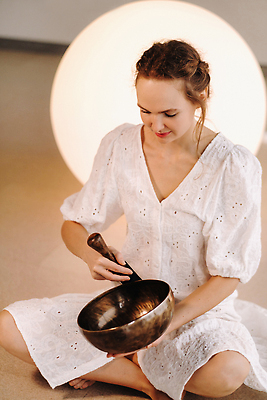 포토 JPG 해외이미지 전신 여자 조명 한명 들기 성인 원형 명상 가부좌 성인여자한명만 싱잉볼 해외202310 해외포토 도형 1 모션 사람 앉기 불교용품 여자한명만 성인여자만 파일형식