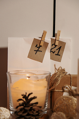 포토 JPG 해외이미지 전통 계절 종이 어린이 밧줄 컨셉 크리스마스 겨울 휴가 봉투 새해 주택 아이디어 창조 선물 사람없음 장식 숫자 갈색 화환 어둠 놀람 기쁨 달력 축하 날짜 야간 저녁 12월 준비 친환경 수공예 DIY 카운트다운 핸드메이드 해외202310 해외포토 자연요소 문자 기념일 꽃 감정 줄 컬러 표정 사람 취미 건물 환경 공예 파일형식