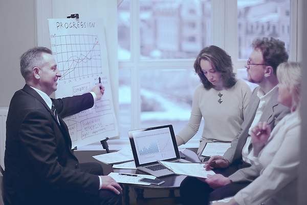 포토 JPG 해외이미지 직업 응시 남자 종이 비즈니스 사업가 통신 성공 회의 협력 함께함 정장 여러명 금융 노트북 사무실 스크린 업무 비즈니스맨 발표 그룹 결과 계획 토론 계약 보고서 리더 경영 동의 지원 해외202310 해외포토 시선 옷 다수 컨셉 사람 경제 전자제품 작업 직장인 파일형식