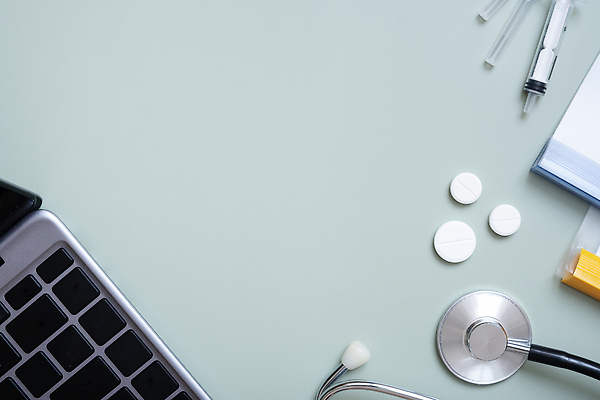 포토 JPG 해외이미지 컬러 백그라운드 텍스트 청진기 건강 병원 주사기 사람없음 치료 알약 약 우주 장비 의사 공구 업무 플랫 정상 위치 테라피 돌봄 플랫레이 해외202310 해외포토 의학 의료기기 모션 뷰티 의료진 도구 작업 파일형식