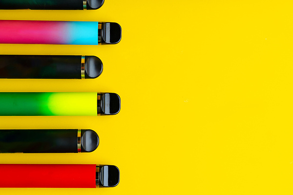 포토 JPG 해외이미지 사람없음 하이앵글 노란배경 니코틴 니코틴중독 전자담배 카피스페이스 해외202310 해외포토 뷰포인트 백그라운드 담배 노란색 공백 중독 파일형식