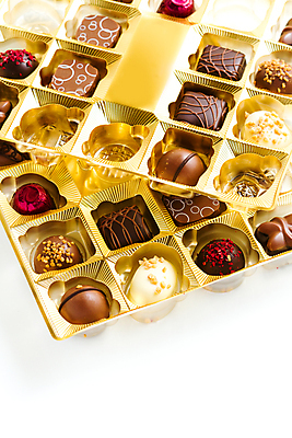 포토 JPG 해외이미지 포장 발렌타인데이 근접촬영 사람없음 상자 초콜릿 금색 해외202310 해외포토 뷰포인트 컬러 데이이벤트 디저트 파일형식