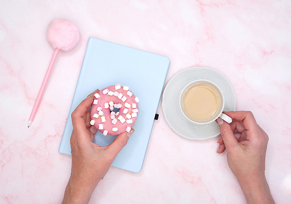 포토 JPG 해외이미지 무료이미지 손 음식 분홍색 디저트 볼펜 공책 잡기 도넛 커피잔 해외202310 해외포토 커피 컬러 모션 문구용품 잔 신체부위 펜 파일형식 무료콘텐츠