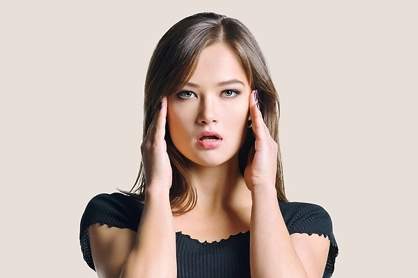 포토 JPG 해외이미지 백인 모델 1 학생 라이프스타일 헤어스타일 응시 여자 행복 무기 얼굴 포즈 백그라운드 비즈니스 갈색머리 실내 한명 서기 사람 성인 뷰티 유행 카메라 기쁨 흰색 표현 미용사 이발 싱글 긍정 스타일 카피스페이스 해외202310 해외포토 서양인 직업 시선 감정 컬러 컨셉 모션 내부 생활 신체부위 전자제품 공백 파일형식