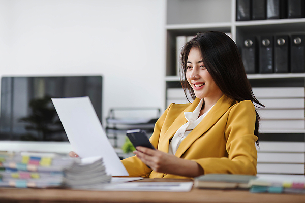 포토 JPG 해외이미지 직업 여자 사업가 성공 모바일 노동자 직장 대화 한명 사람 앉기 노트북 스마트폰 핸드폰 사무실 알약 만남 업무 작업 비즈니스맨 비즈니스우먼 그룹 목표 전화기 스마트 책상 분석 회의실 대학교 바쁨 부름 온라인 조언 주목 웨비나 해외202310 해외포토 1 남자 가구 컨셉 회사 비즈니스 학교 모션 말하기 전자제품 스마트기기 약 직장인 세미나 파일형식 언택트