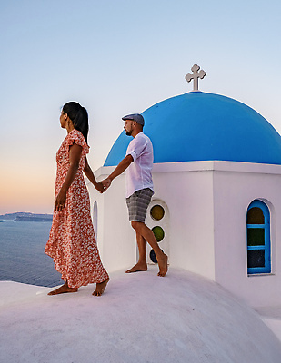 포토 JPG 해외이미지 전신 부부 여자 남자 바다 여행 십자가 하늘 지붕 함께함 사랑 성인 두명 건물 옆모습 교회 걷기 마을 노을 손잡기 신혼여행 산토리니 성인만 해외202310 해외포토 자연요소 건축물 커플 감정 뷰포인트 결혼 컨셉 종교건축 모션 사람 그리스 파일형식