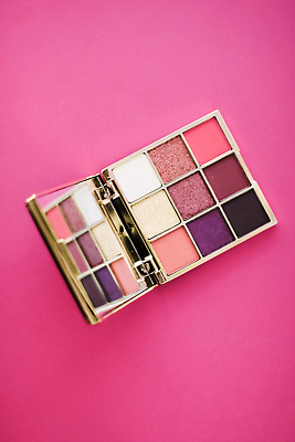 포토 JPG 해외이미지 사람없음 화장품 화려 팔레트 오브젝트 눈화장 아이섀도 섀도우팔레트 분홍색배경 해외포토 분홍색 백그라운드 컨셉 화장 뷰티 파일형식