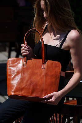 포토 JPG 해외이미지 직업 손 디자인 여자 유럽 여행 백그라운드 가방 비즈니스 배낭 한명 서기 사무실 갈색 유행 핸드백 수확 짐 도시 업무 화려 지갑 고급 우아함 주머니 가죽 오브젝트 수납 경영 구식 스트랩 스타일 해외202310 해외포토 1 잡화 나라 컬러 컨셉 농업 모션 사람 신체부위 작업 파일형식