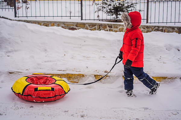 포토 JPG 해외이미지 라이프스타일 계절 여자 행복 아들 어린이 스포츠 겨울 장난 자연 놀이 휴가 한명 사람 소년 야외 친구 컬러풀 추위 미끄럼틀 승차 언덕 속도 서리 썰매 롤 튜브 썰매타기 해외202310 해외포토 1 남자 감정 컬러 가족 관계 모션 생활 전통놀이 놀이기구 생태계 파일형식