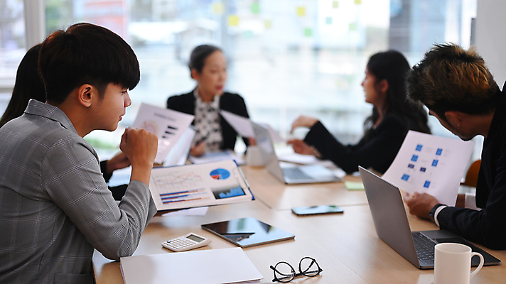 포토 JPG 해외이미지 여자 남자 안경 비즈니스 창문 회의 함께함 앉기 여러명 상반신 성인 옆모습 노트북 스마트폰 태블릿 계산기 비즈니스맨 비즈니스우먼 그룹 책상 직원 보고서 성인만 해외202310 해외포토 잡화 뷰포인트 가구 다수 컨셉 모션 문구용품 사람 전자제품 핸드폰 스마트기기 장비 직장인 파일형식