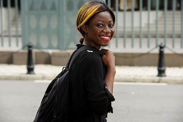 포토 JPG 해외이미지 학생 라이프스타일 응시 여자 행복 배낭 거리 건강 관리 한명 서기 미소 웃음 야외 옆모습 뷰티 카메라 표현 도시 자신감 치아 내추럴 지능 짜기 해외202310 해외포토 1 시선 감정 뷰포인트 가방 모션 표정 사람 생활 전자제품 소화기관 파일형식