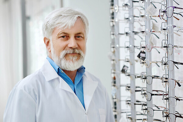 포토 JPG 해외이미지 디자인 안경 벽 컬러 백그라운드 선반 프레임 두명 치료 선글라스 유행 세일 상점 환자 의사 쌍 선택 보호 그늘 고객 오브젝트 시력 비전 모음 안과 시력검사 줄서기 광학 스타일 검안사 많음 해외202310 해외포토 직업 잡화 가구 컨셉 의학 모션 병원 사람 한글 의료진 검사_조사 파일형식 안경사