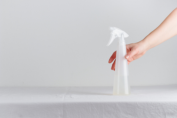 포토 JPG 해외이미지 손 벽 백그라운드 탁자 주택 건강 사람 사람없음 물 흰색 분무기 돌봄 해외202310 해외포토 자연요소 컬러 가구 모션 건물 신체부위 파일형식